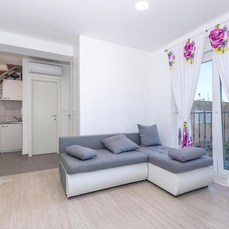 Gorgeous Apartment In Omis With Kitchen Buitenkant foto